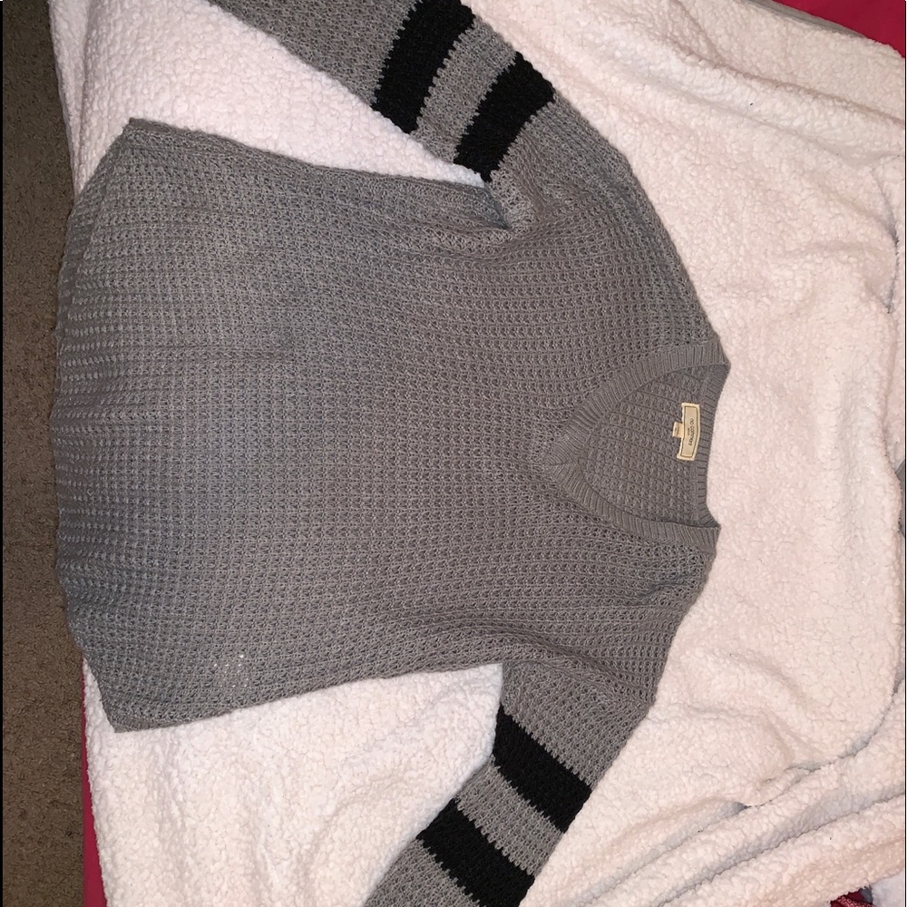 Large Women’s Gray and Black Sweater